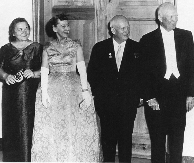 Dwight_Eisenhower_Nikita_Khrushchev_and_their_wives_at_state_dinner_1959_670.jpg